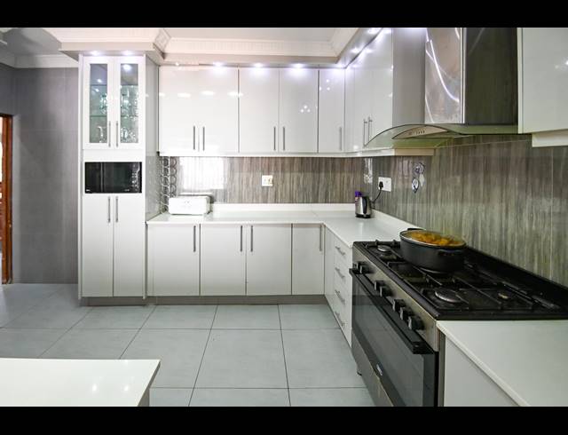 4 BEDROOM FREEHOLD TO LET IN COWIES HILL